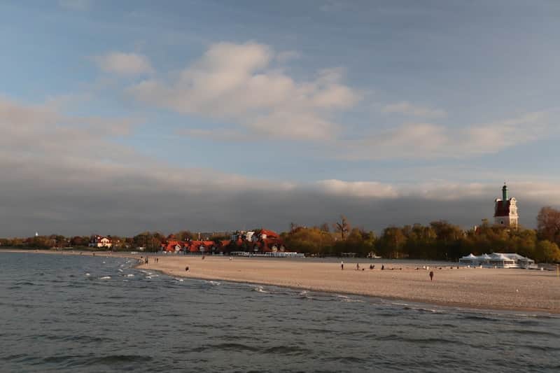 Piaszczysta plaża w Brzeźnie nad morzem w Gdańsku